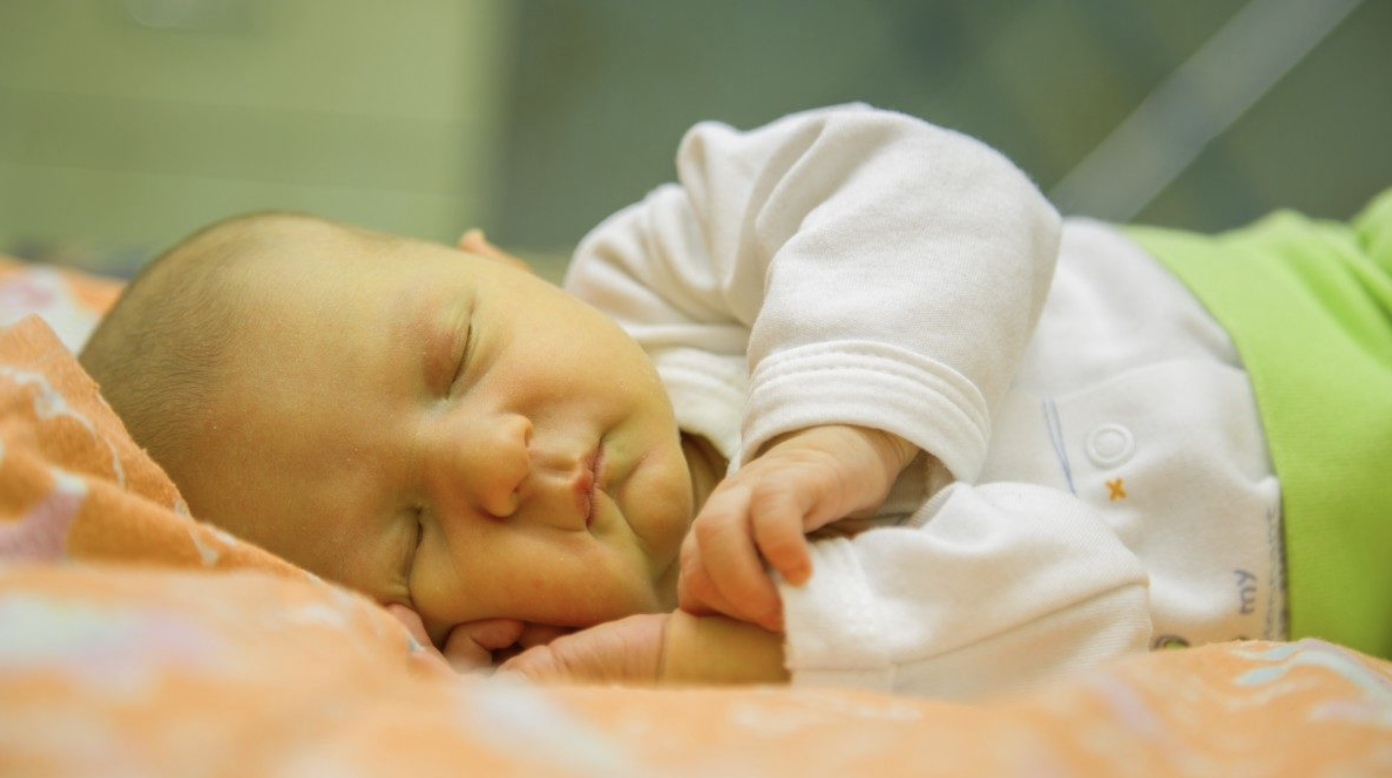 Физиологическая желтуха у новорожденных сколько. Физиологическая желтуха новорожденных картинки. Убаюкивание младенца.